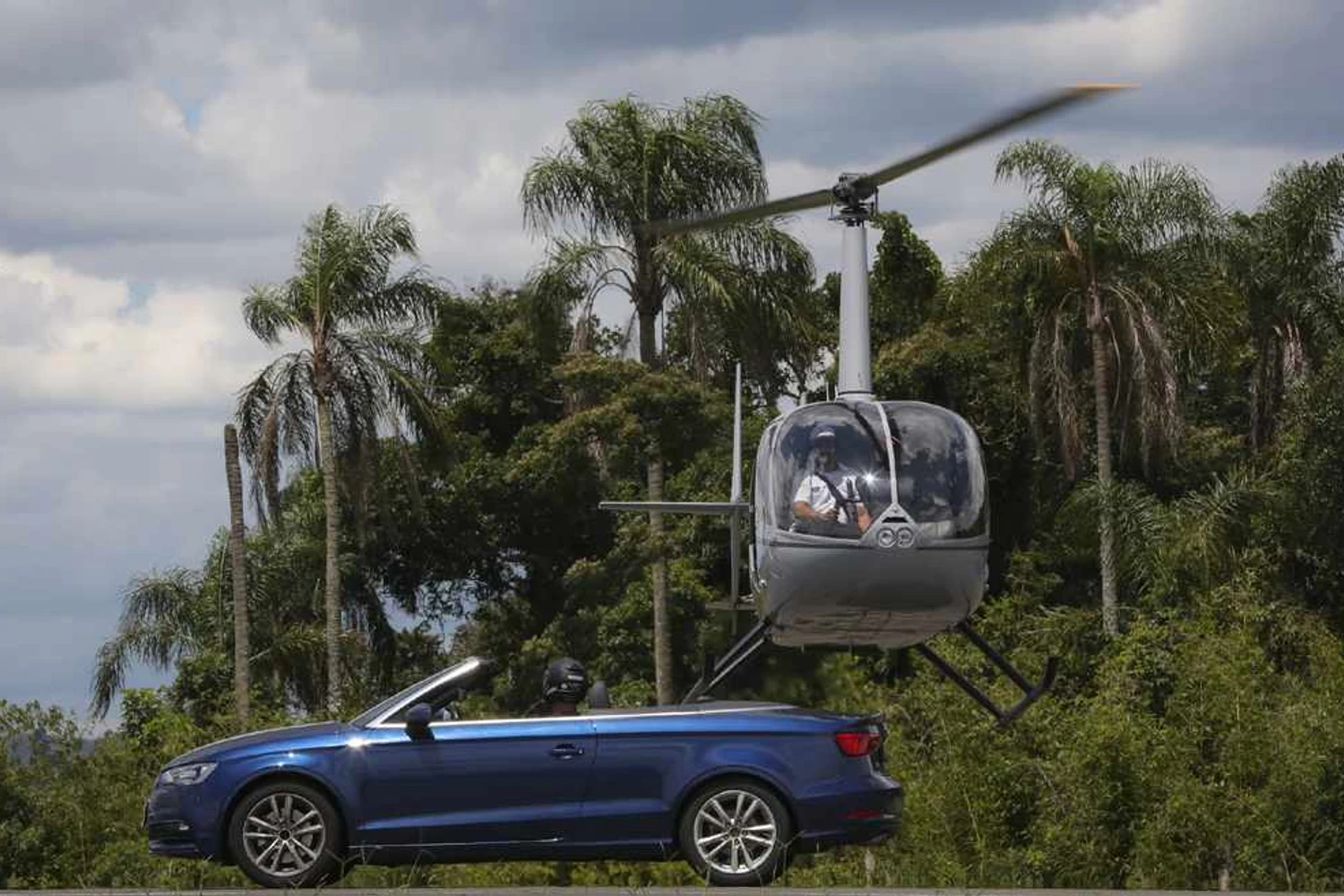 A ação foi realizada com helicóptero Robinson R66 e um conversível da Audi (Goodyear)