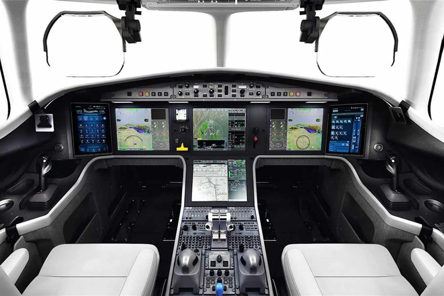 A cabine de comando conta com displays na linha de visão dos  pilotos (Divulgação)