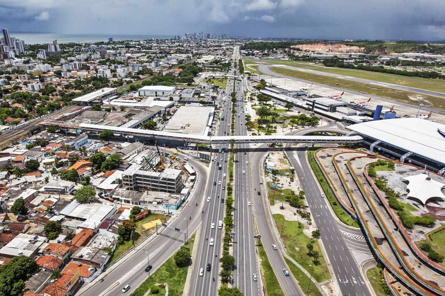 A passarela que conecta o Aeroporto de Recife ao metrô (GF)