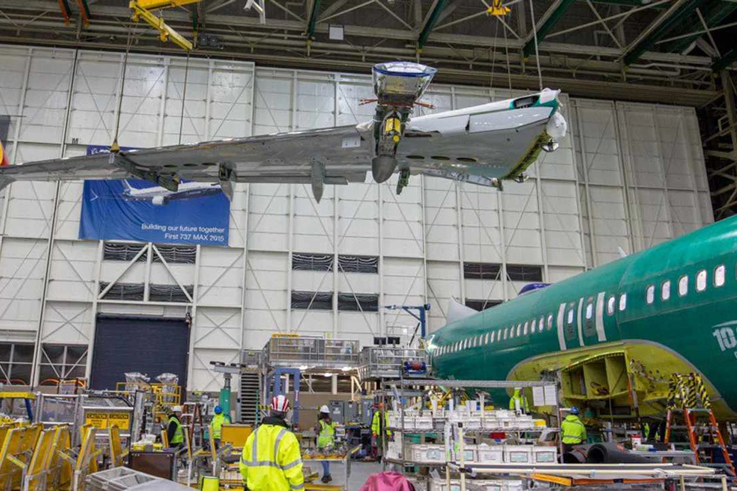 Asa é instalada na aeronave de número 10.000