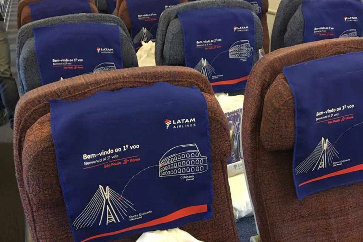 Interior da aeronave da Latam usada no voo para Roma (Cauê Diniz)