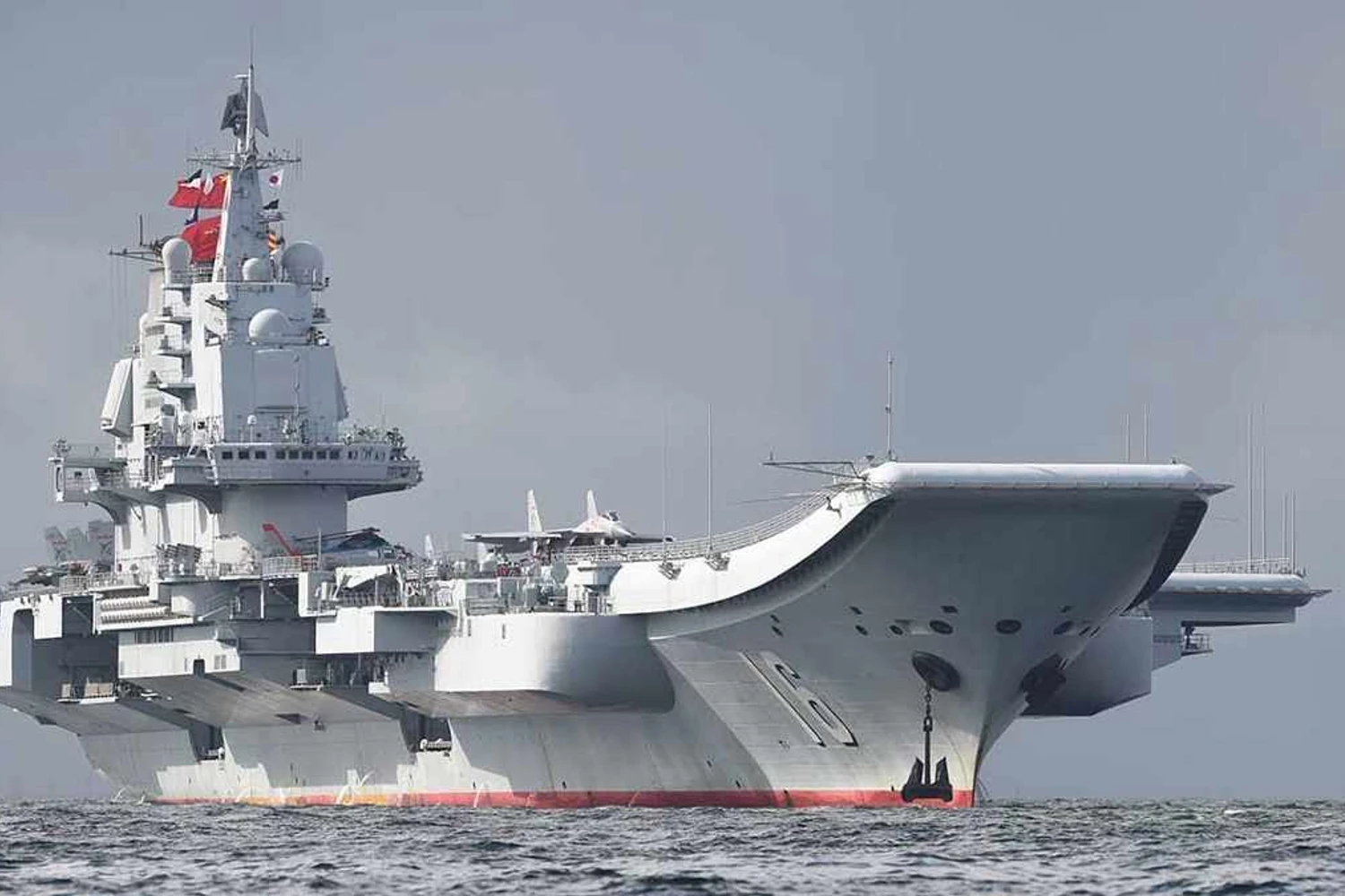 A Marinha da China conta atualmente com um porta-aviões em serviço, o Liaoning (foto), e trabalhar para finalizar um segundo até 2020 (Divulgação)