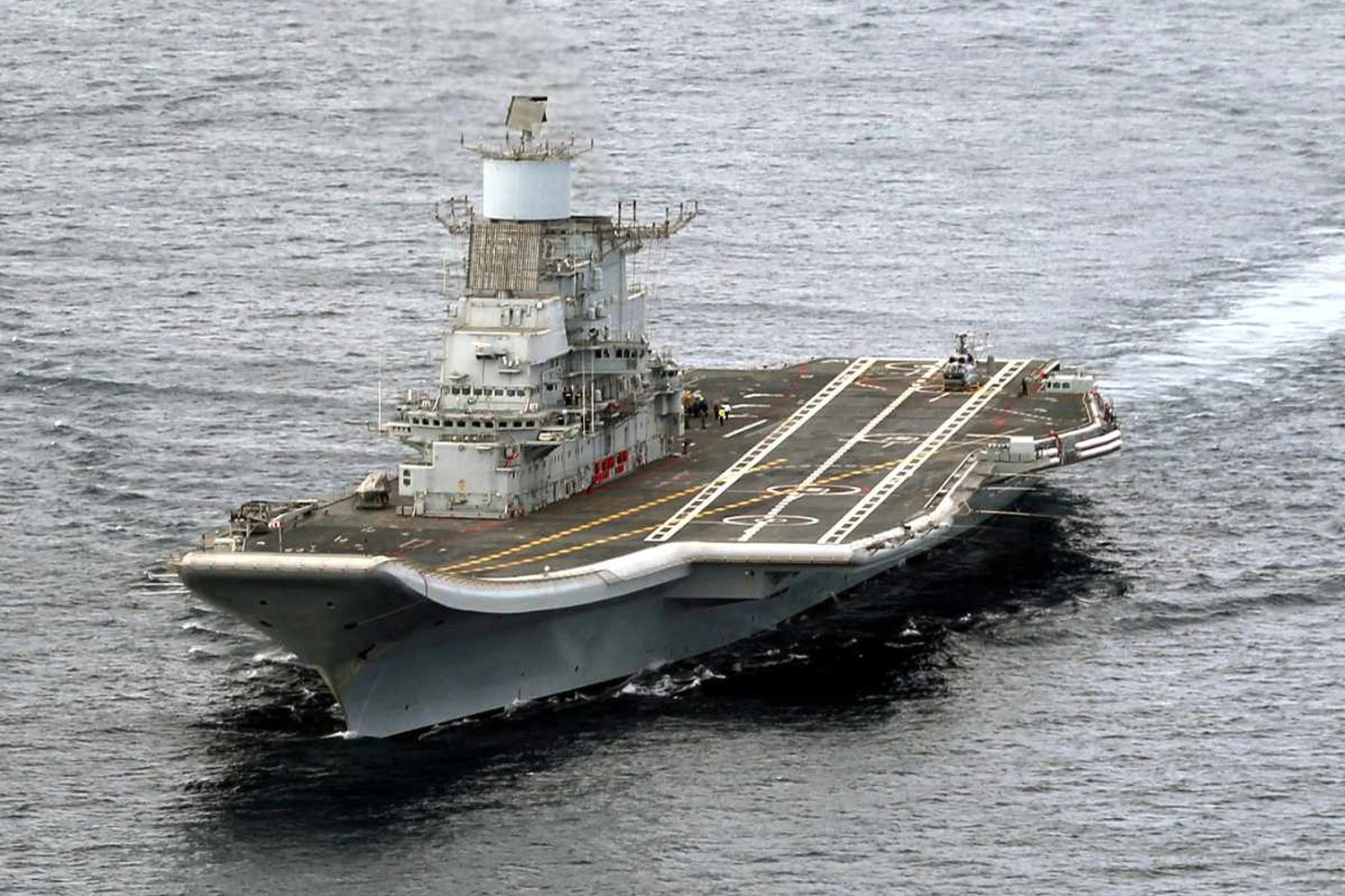 No porta-aviões da Índia, o Vikramaditya, os aviões decolam sem o auxílio de catapulta (Divulgação)