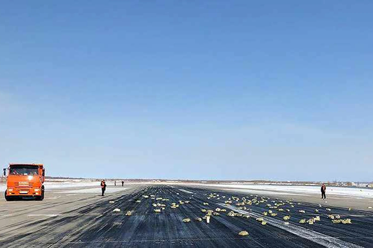 O ouro ficou espalhado pela pista no aeroporto em Yakutsk (Reprodução/Siberian Times)