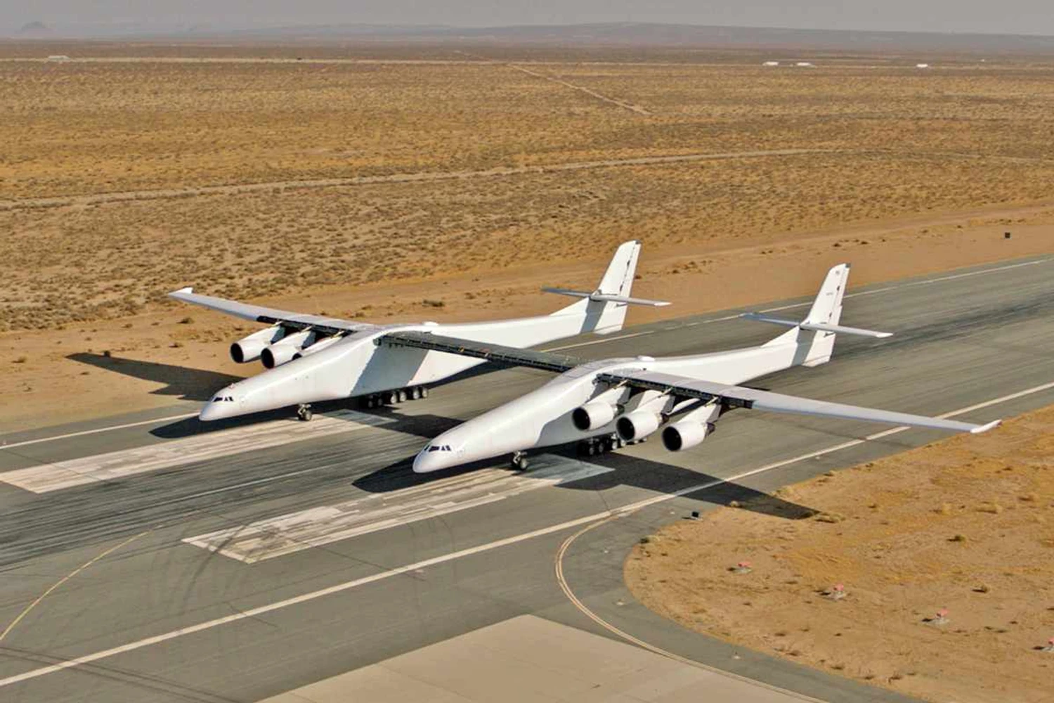 Avião gigante 'ROC' deve voltar a voar em breve, diz Stratolaunch