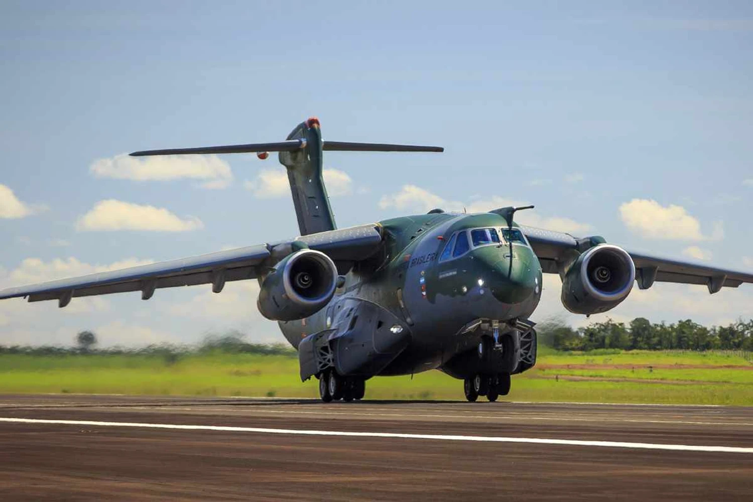 Missão cumprida: KC-390 da FAB pousa em Beirute com ajuda humanitária