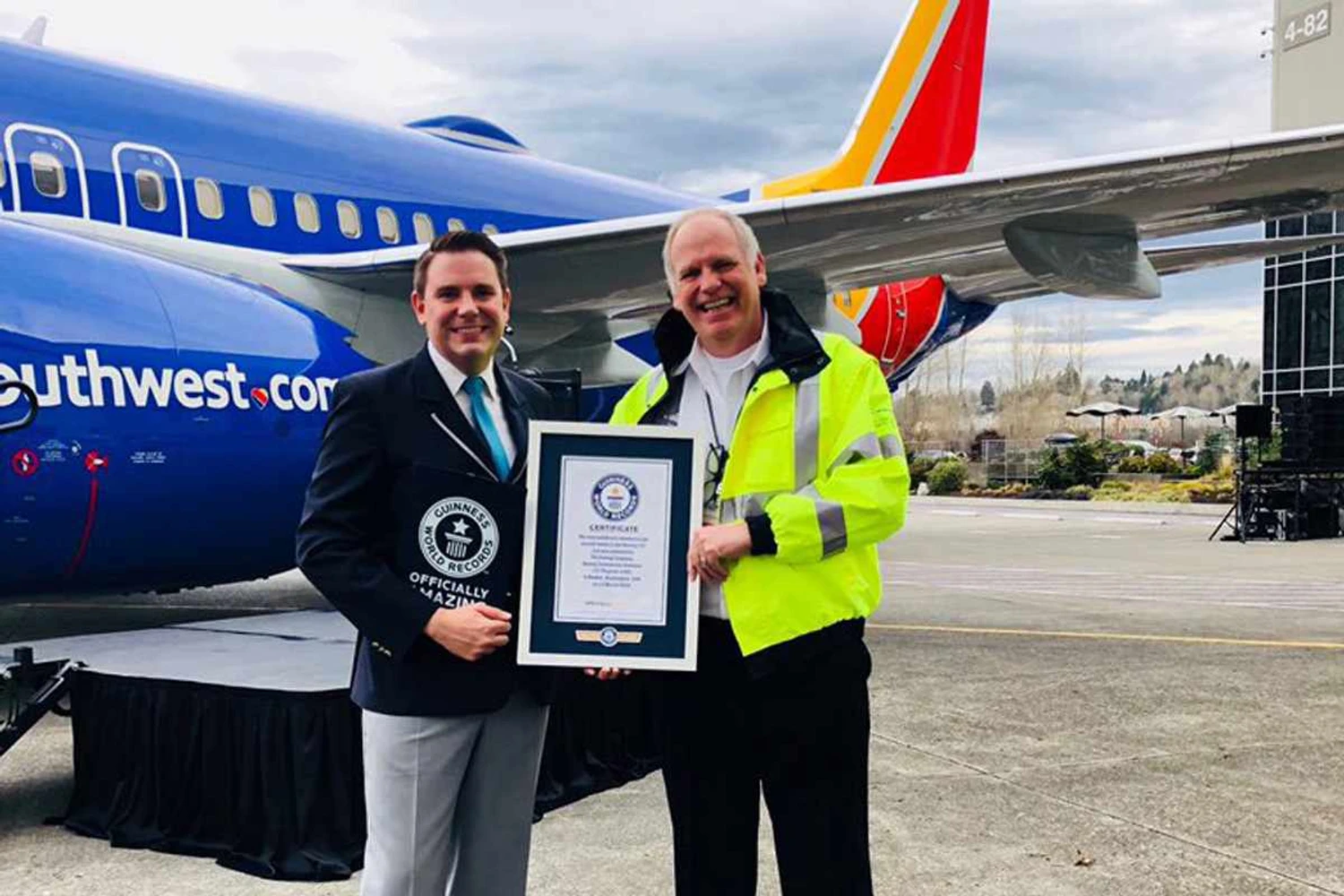 O representante do Guinness Book entrega placa comemorativa para a Boeing