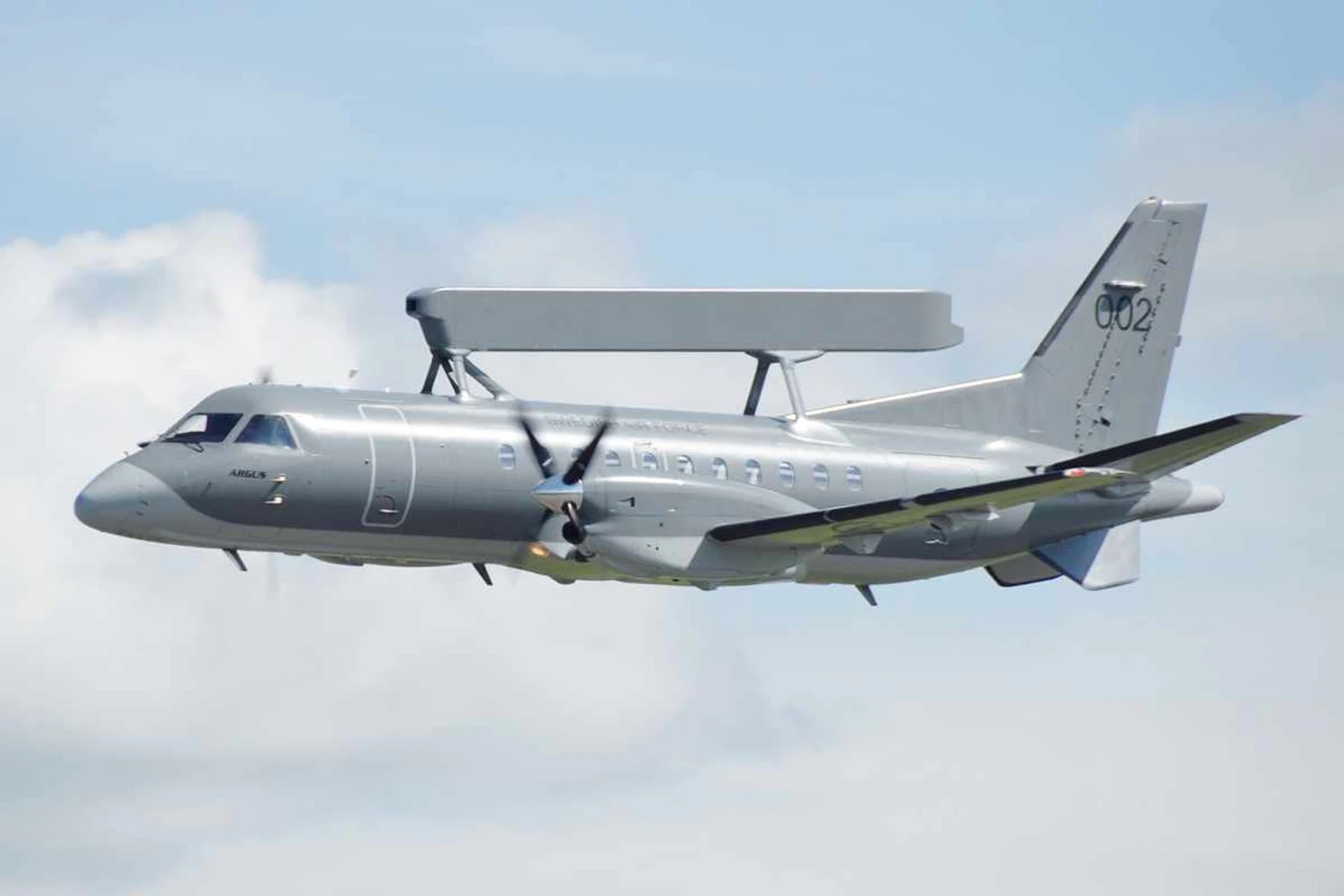 Os Emirados Árabes Unidos já operam o Saab 340 AEW&amp;C, na imagem com as cores da força aérea da Suécia (Gnolam)