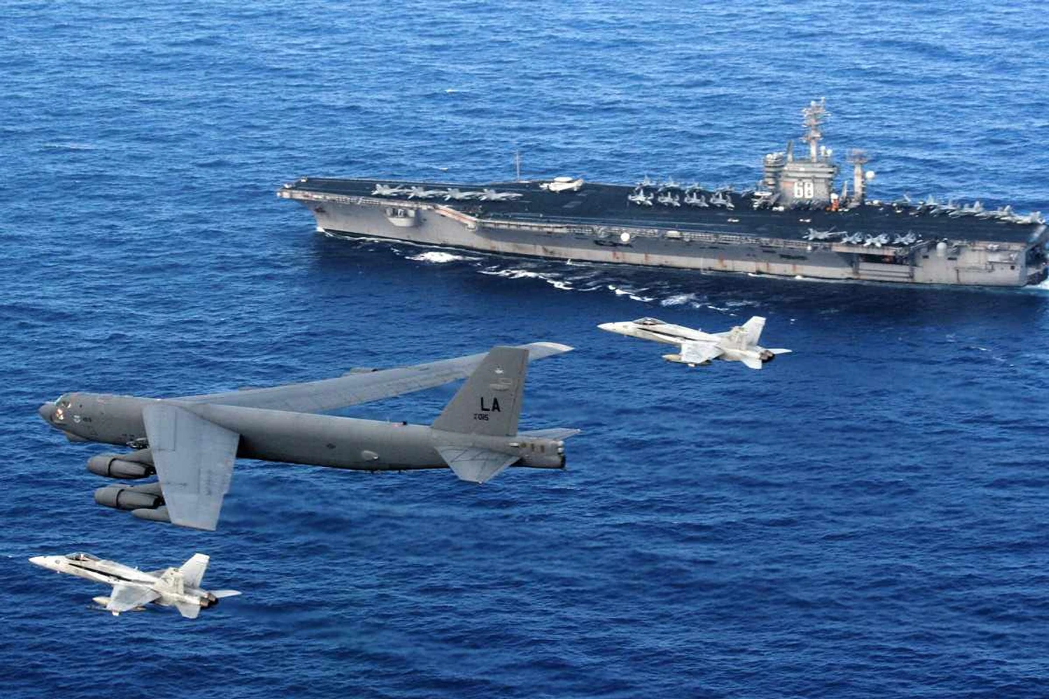 B-52 sobrevoa porta-aviões da classe Nimitz: ainda relevante (USAF)