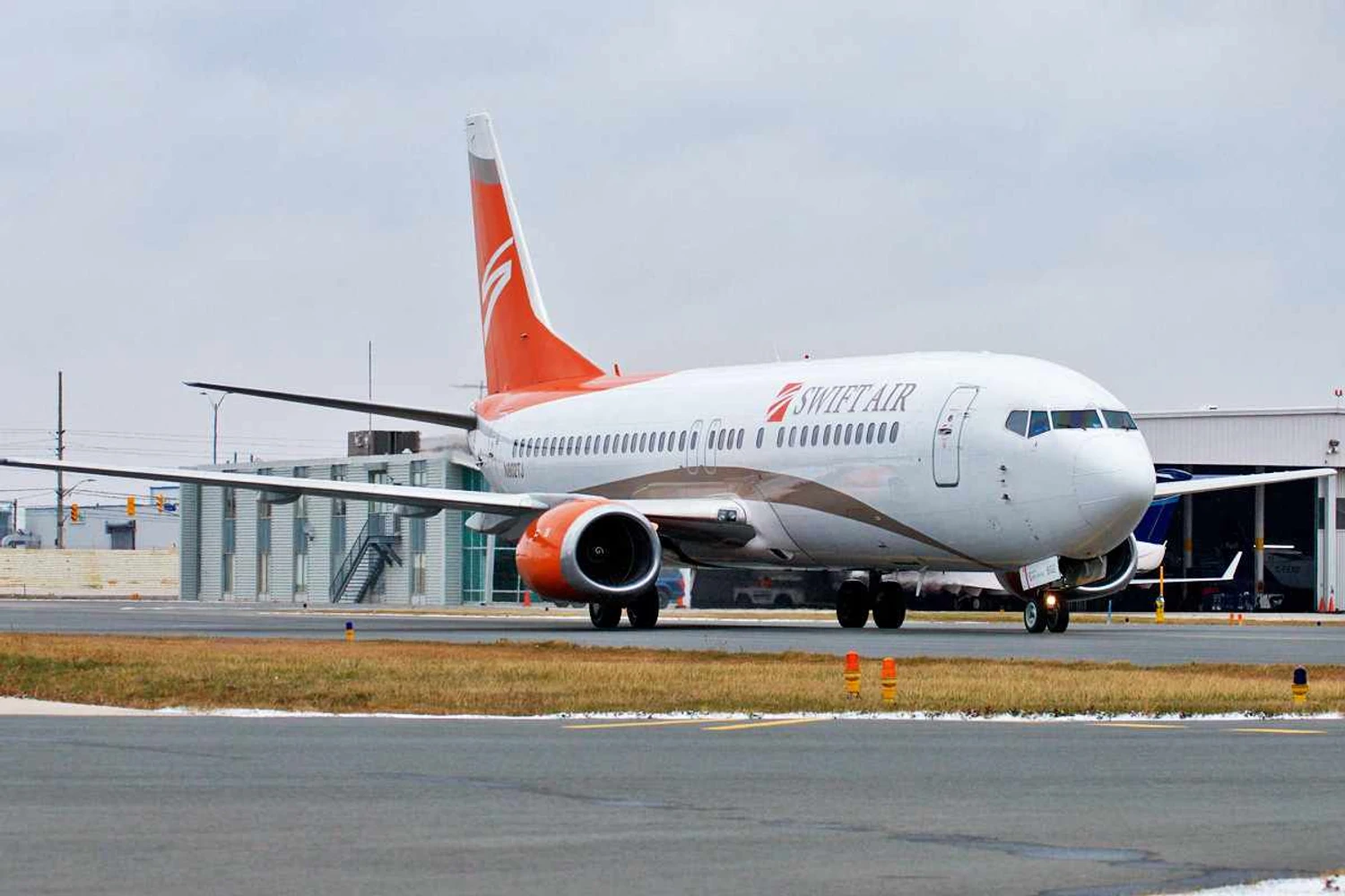 Boeing 737-400 da Swift Air (BriYYZ/Wikimedia)