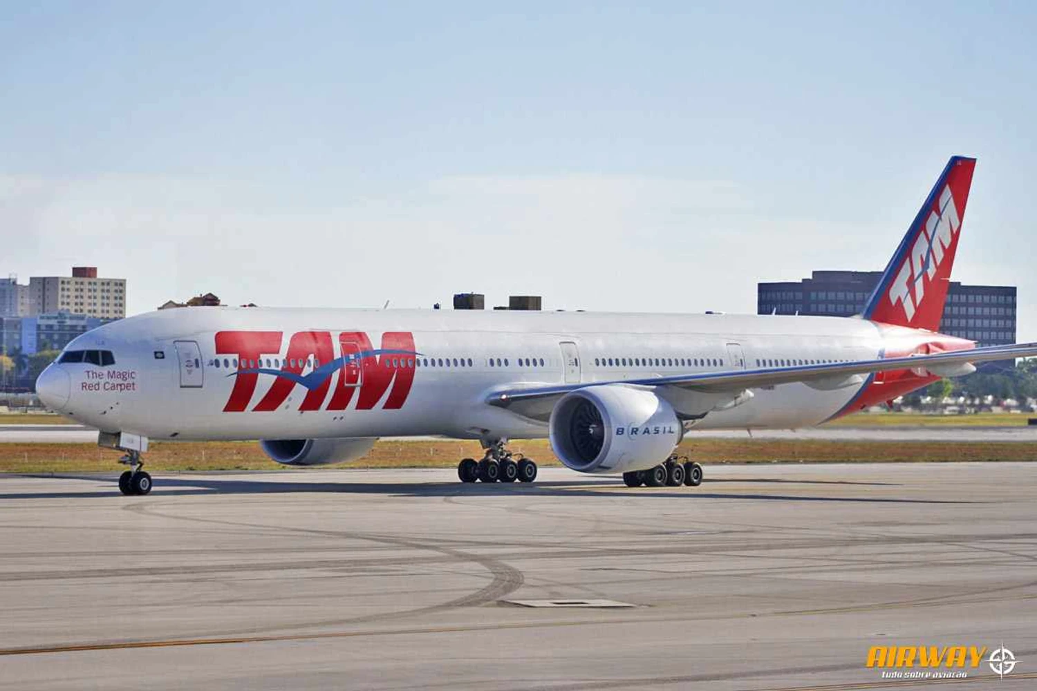 Boeing 777-300ER ainda com a pintura da TAM: jato segue nos planos da Latam
