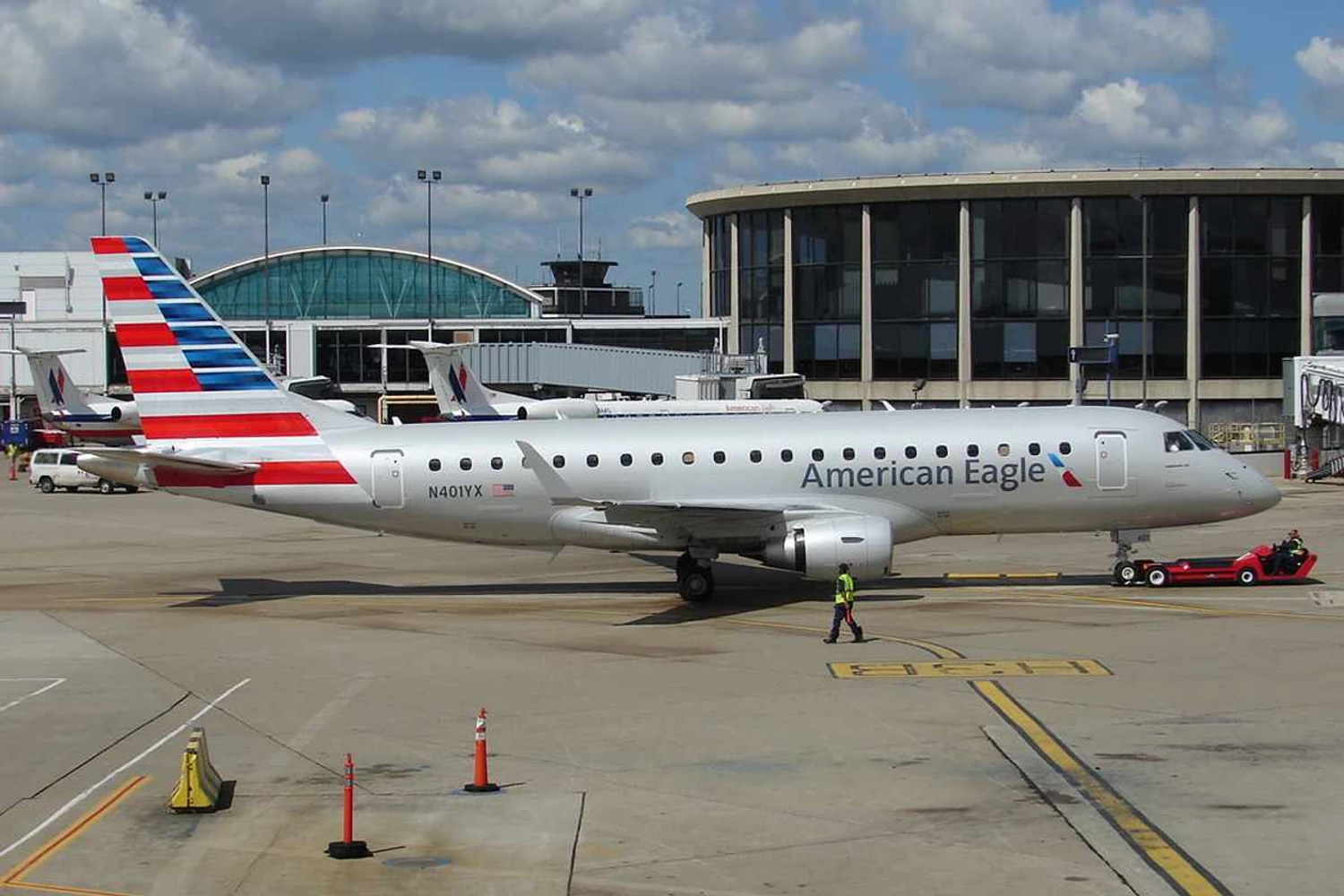 O E175 continua vendendo bem, mas tem prazo de validade por conta de emissões dos motores CF34 (Cory-W.-Watts/Wikimedia)