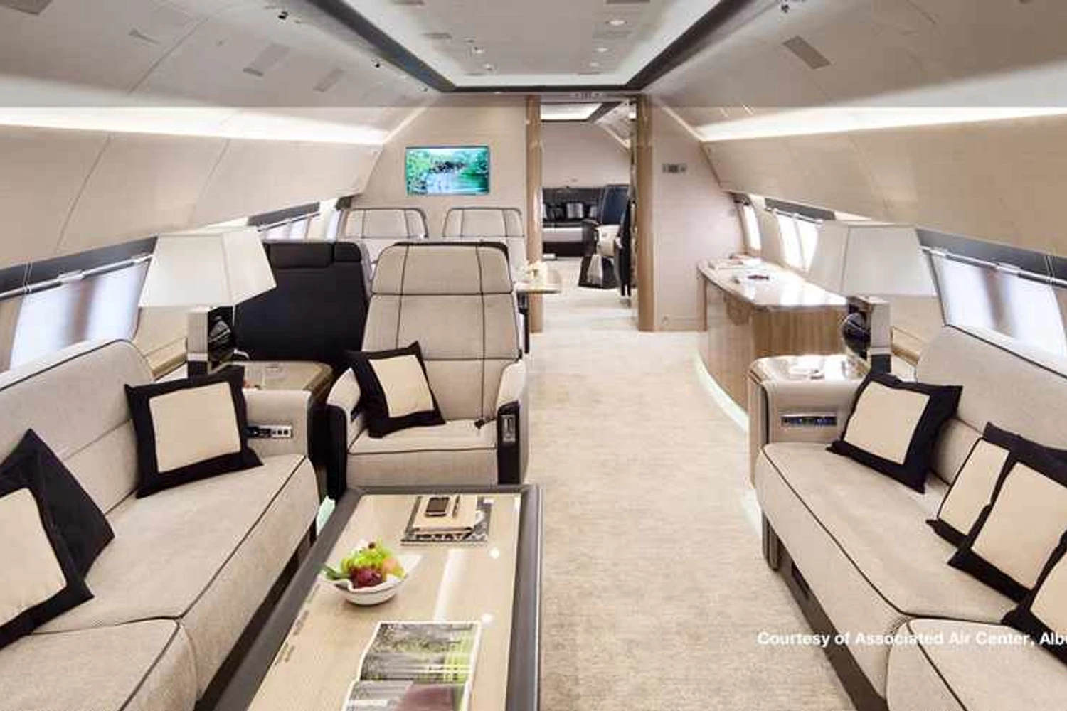 O interior do BBJ MAX pode ser dividido em variados ambientes, como salas e quartos; o avião também possui banheiros com chuveiros (Boeing)