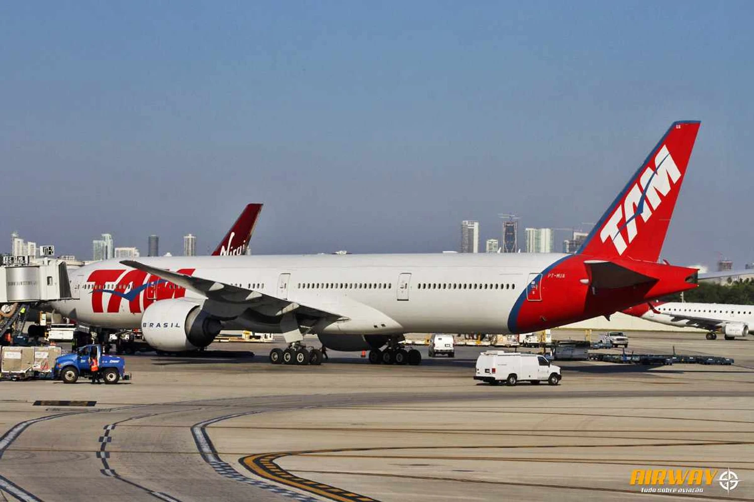 Boeing 777 da Latam em Miami: tráfego aéreo entre Brasil e EUA deve crescer ainda mais