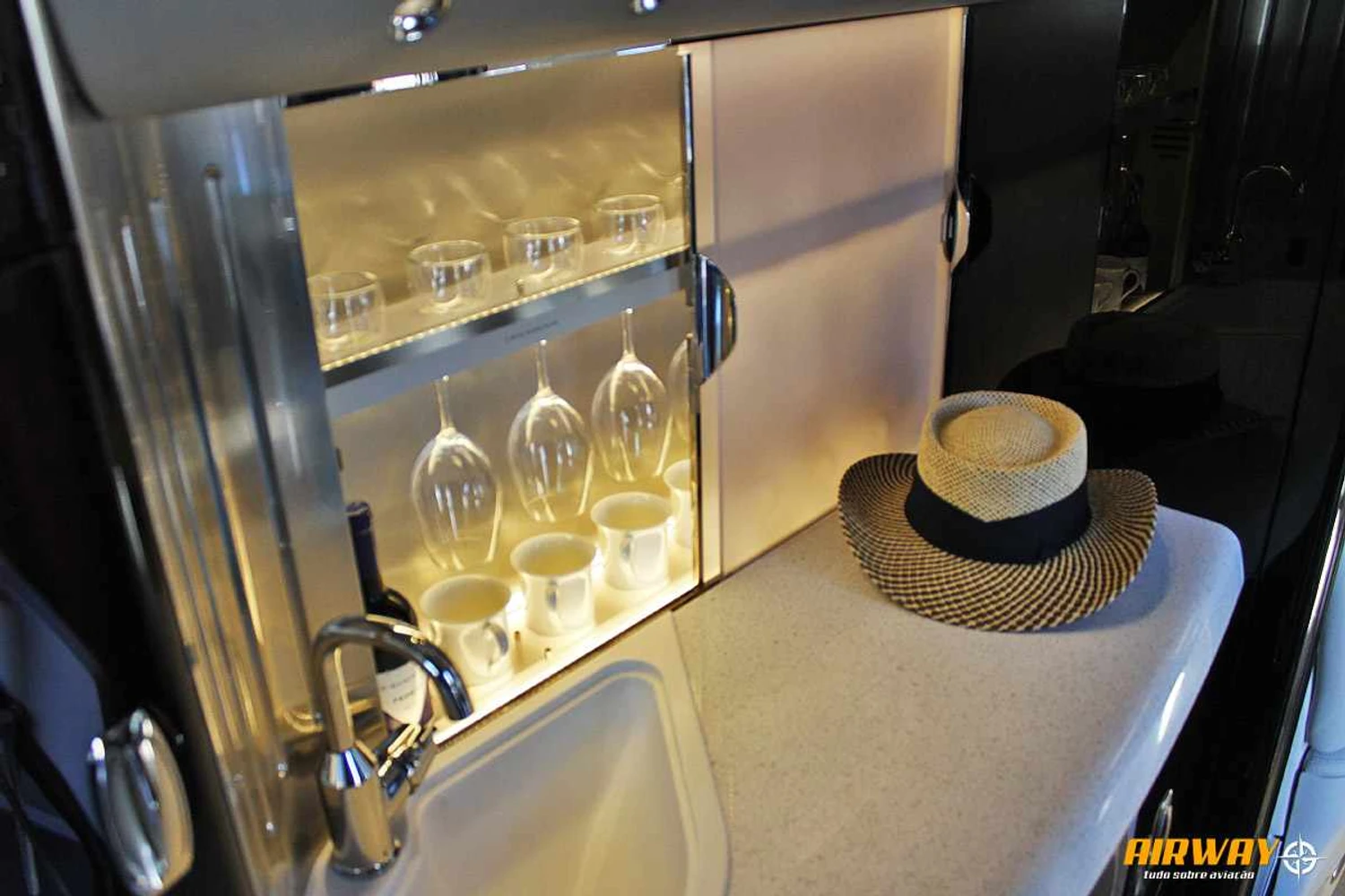 Bar e galley na dianteira da aeronave
