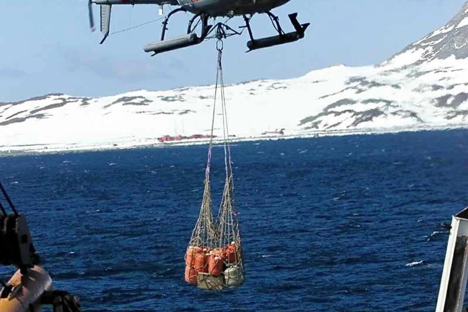 Helicóptero da Marinha na Antártida