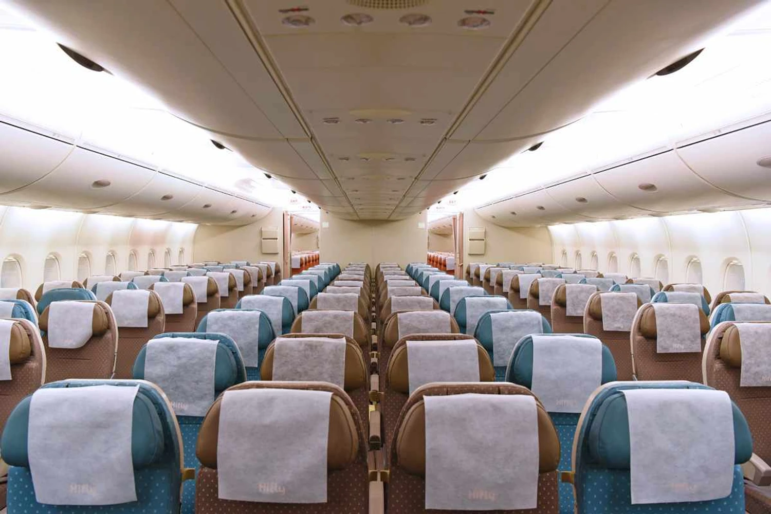 Interior da classe econômica da aeronave da Hi Fly (Hi Fly)
