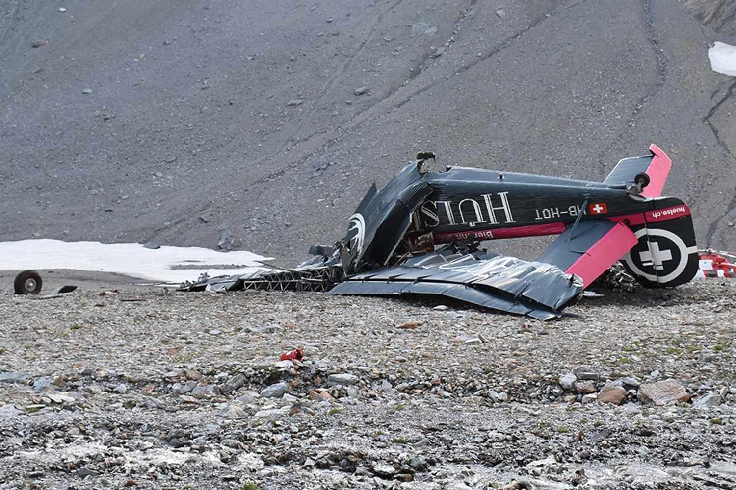 Investigadores notaram que avião parece ter atingido o solo quase na vertical (Polícia de Graubünden)