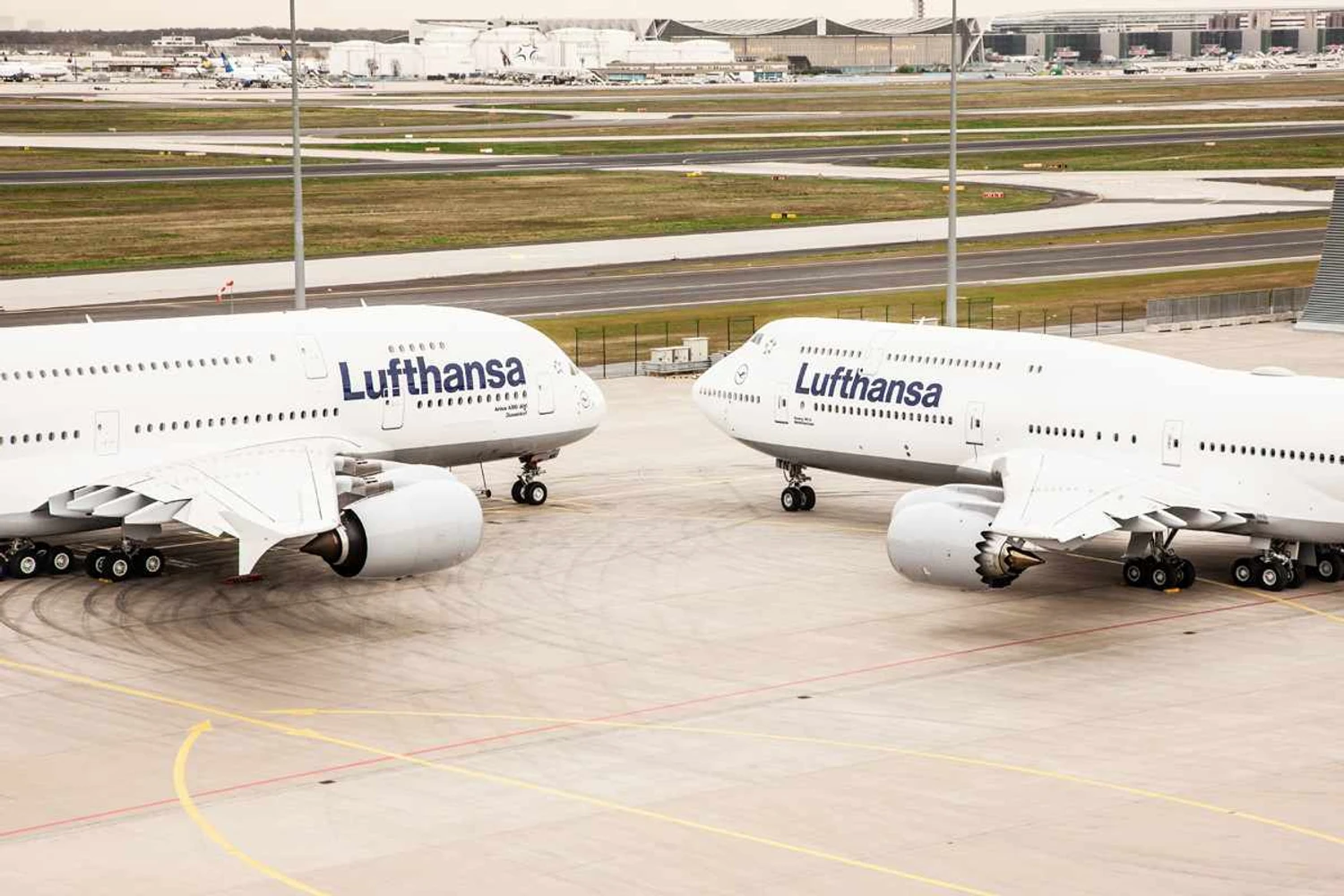 O 747 segue na frota até 2025 junto do A380 (esquerda)