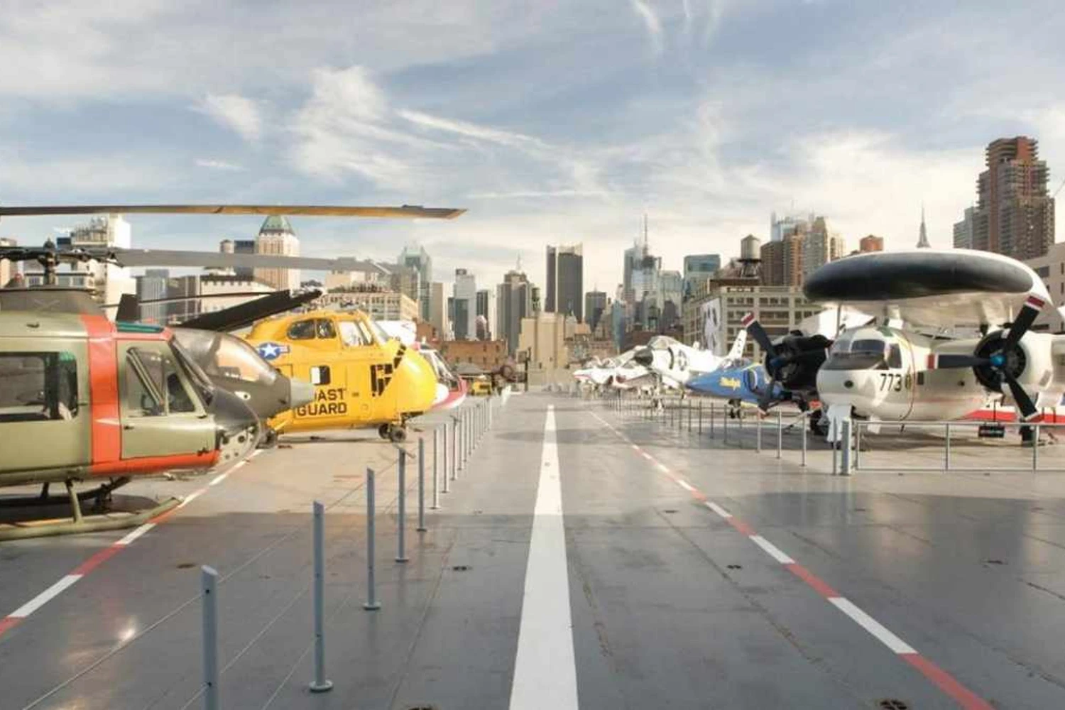 O acervo de aeronaves expostas no USS Intrepid, em Nova York, é renovado com frequência (luxurylaunches)