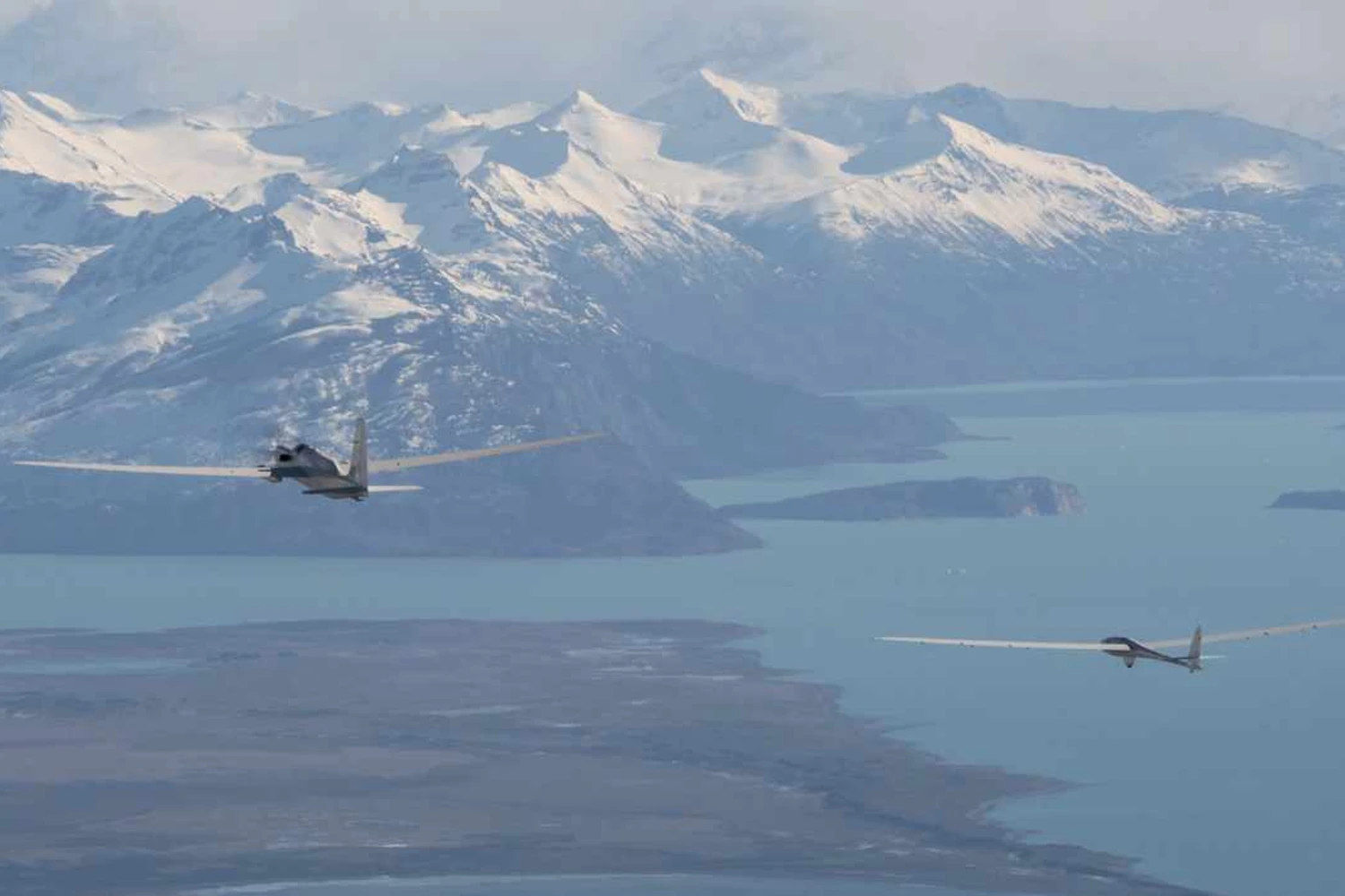 O Perlan 2 decola e ganha altitude com a ajuda de um avião rebocador (Airbus)