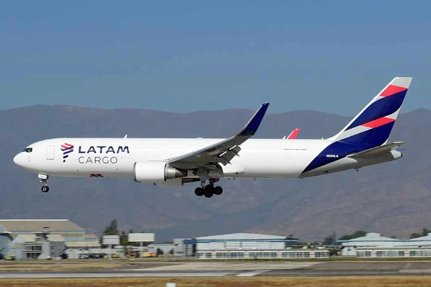 Latam inicia operação de carga em Brasília para atender alta temporada