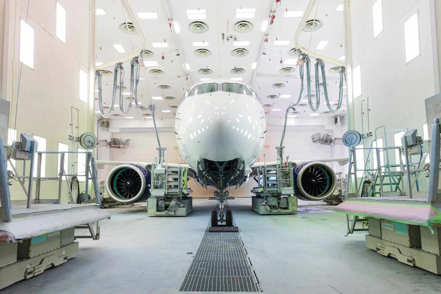 O Airbus A220 da Delta recebendo sua pintura (Delta)