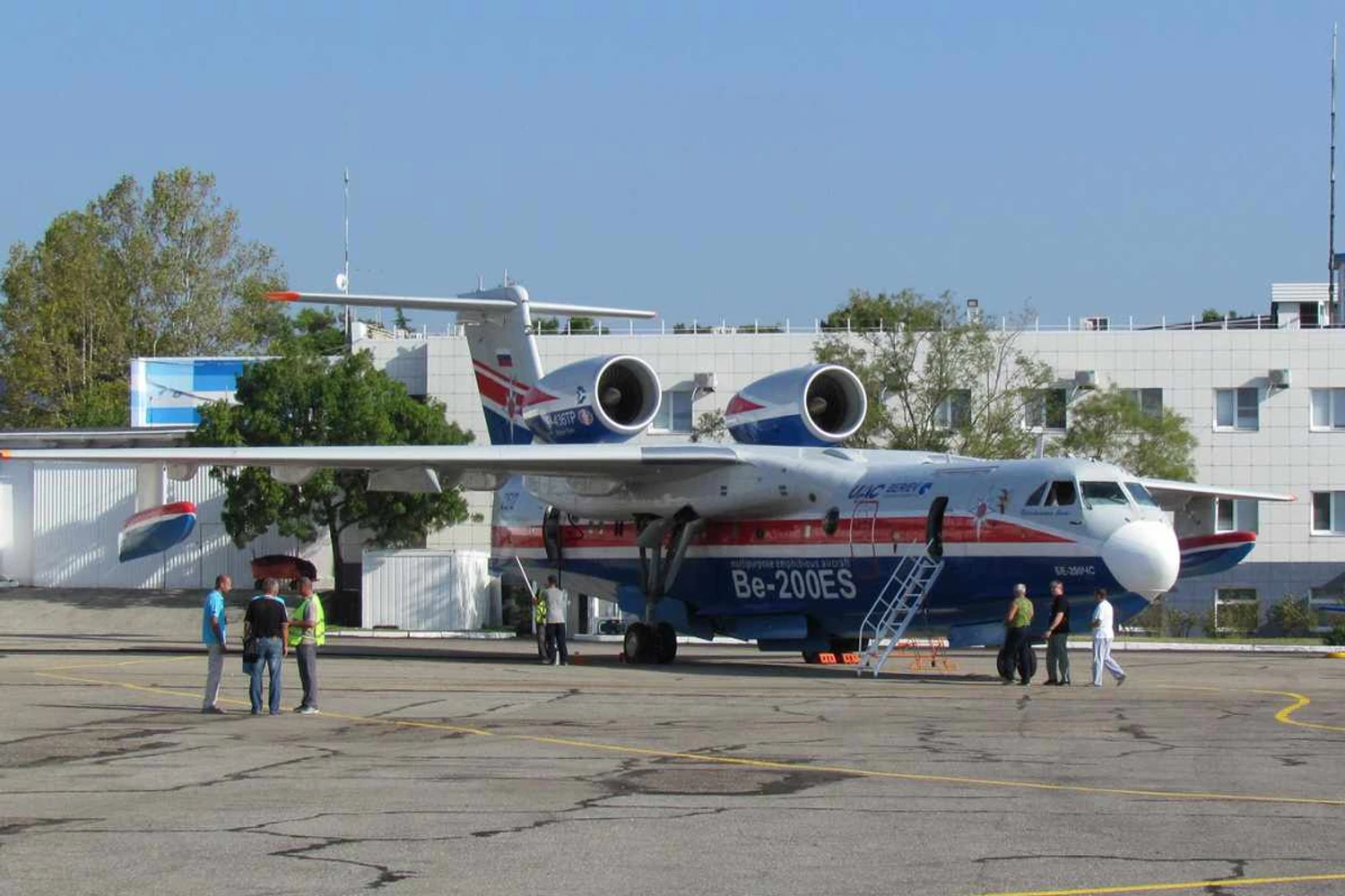 O Be-200 no solo (Beriev)