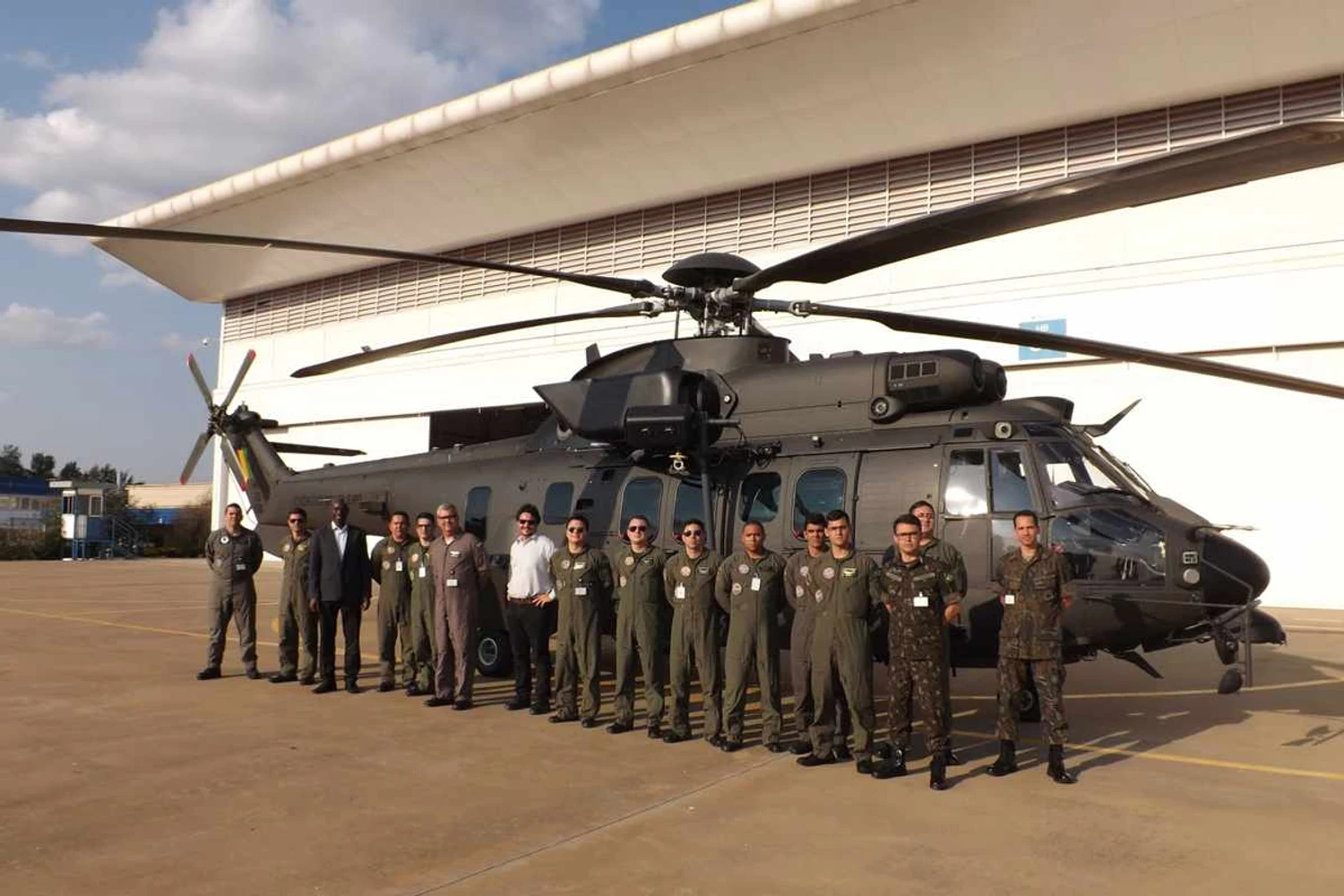 Helibras entrega 10° helicóptero H225M ao Exército Brasileiro