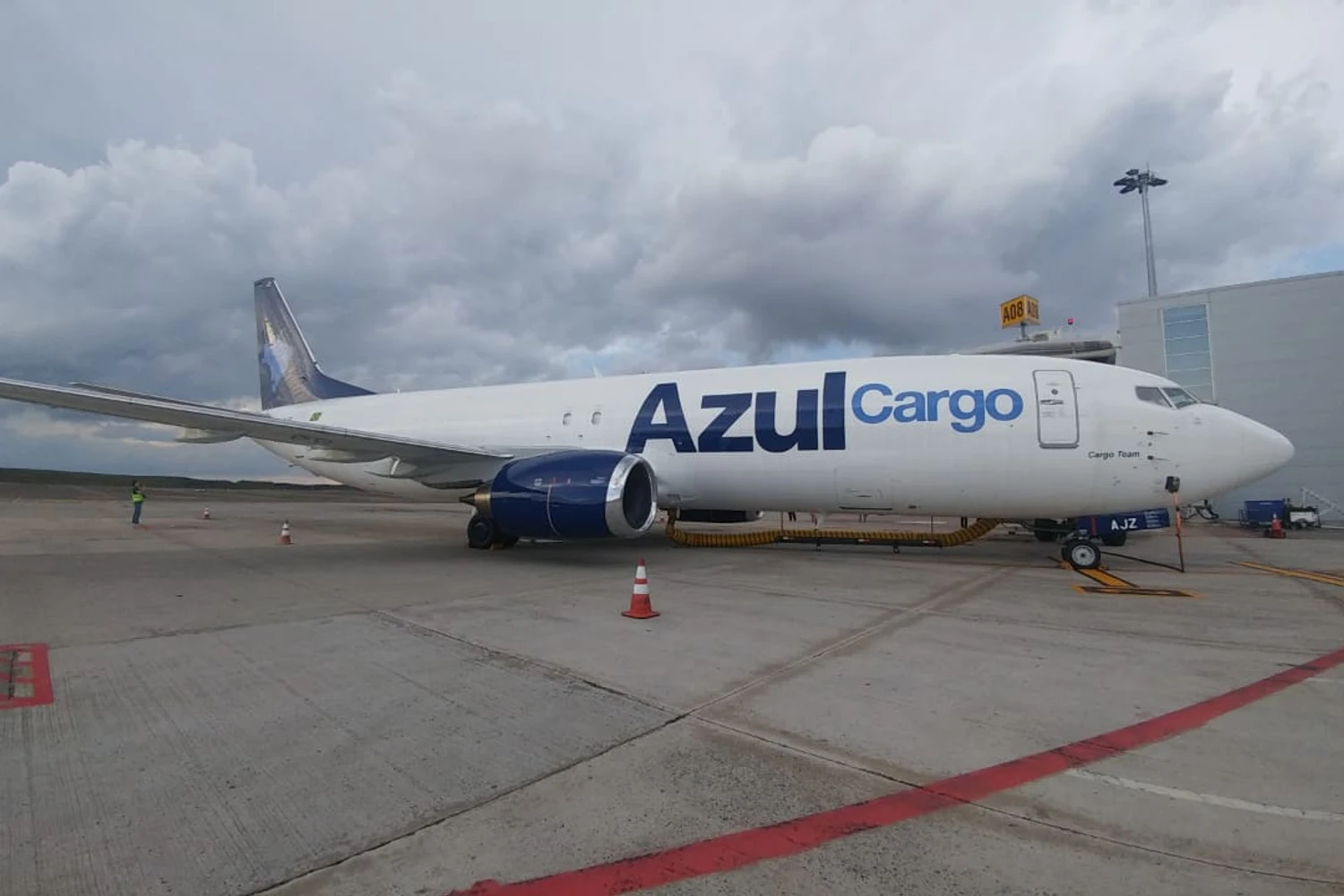 Um dos dois 737-400 cargueiros da Azul. (Divulgação)