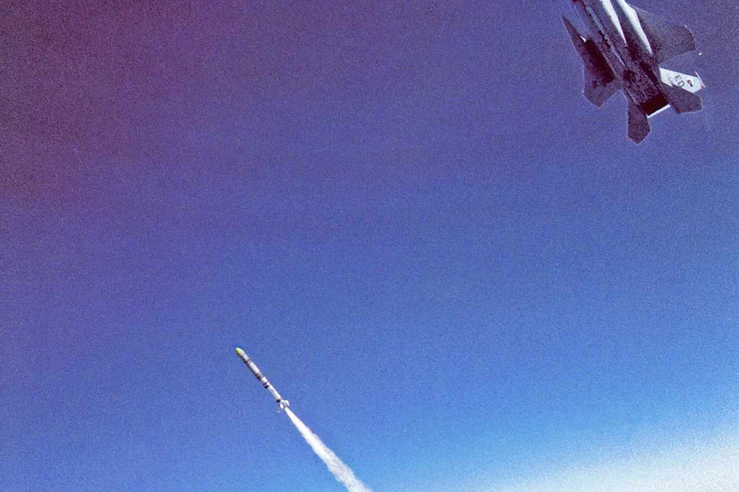 Caça F-15 lança o míssil anti-satélite ASM-135 na década de 80: ideia de abater objetos no espaço não é nova (USAF)