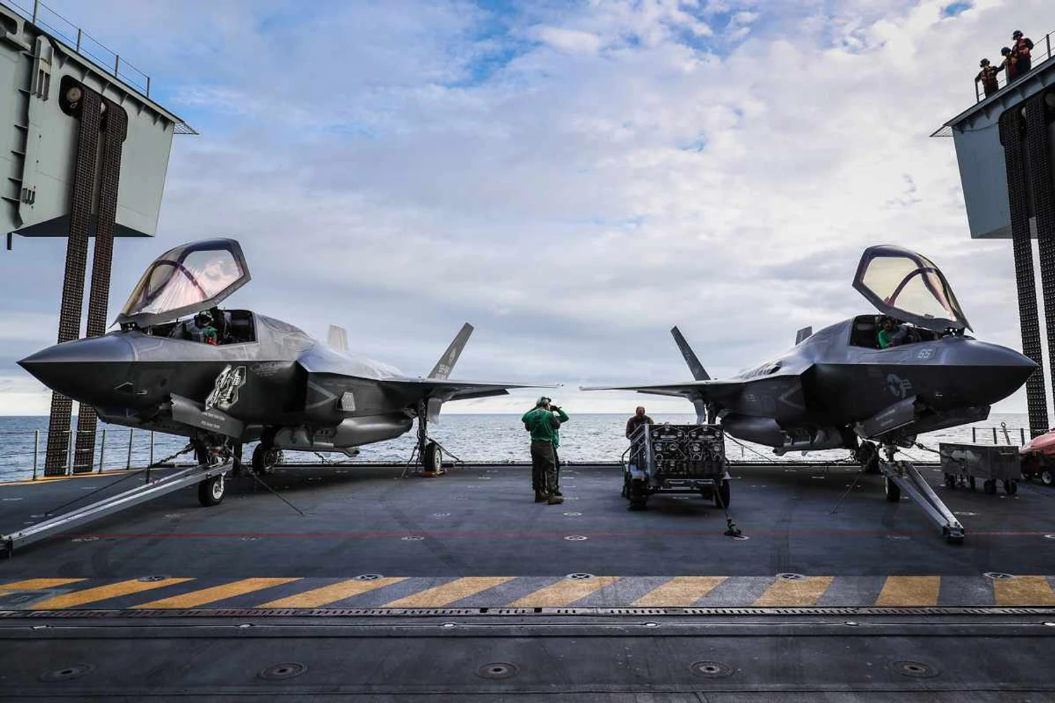 Os porta-aviões da classe Queen Elizabeth podem levar até 50 aeronaves (RN)