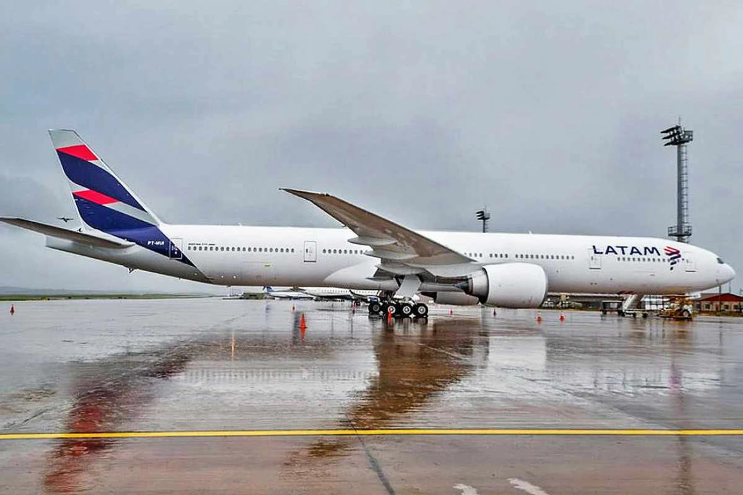 O primeiro Boeing 777-300ER da LATAM com a nova pintura (Reprodução/Twitter)