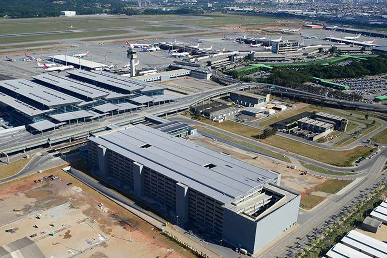 Aeroporto de Guarulhos inicia operações com pousos e decolagens simultâneos