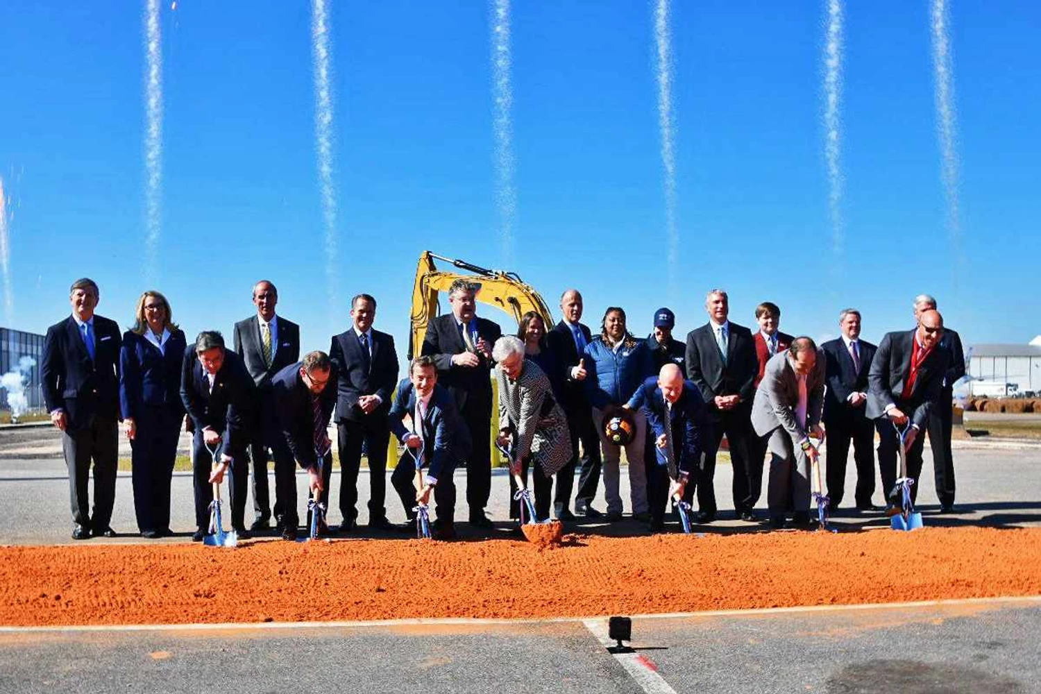 Executivos e convidados da Airbus fazem ato simbólico de início das obras