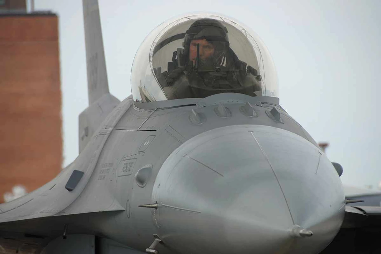 O canopi em forma de bolha &eacute; um dos principais destaques do F-16 (USAF)