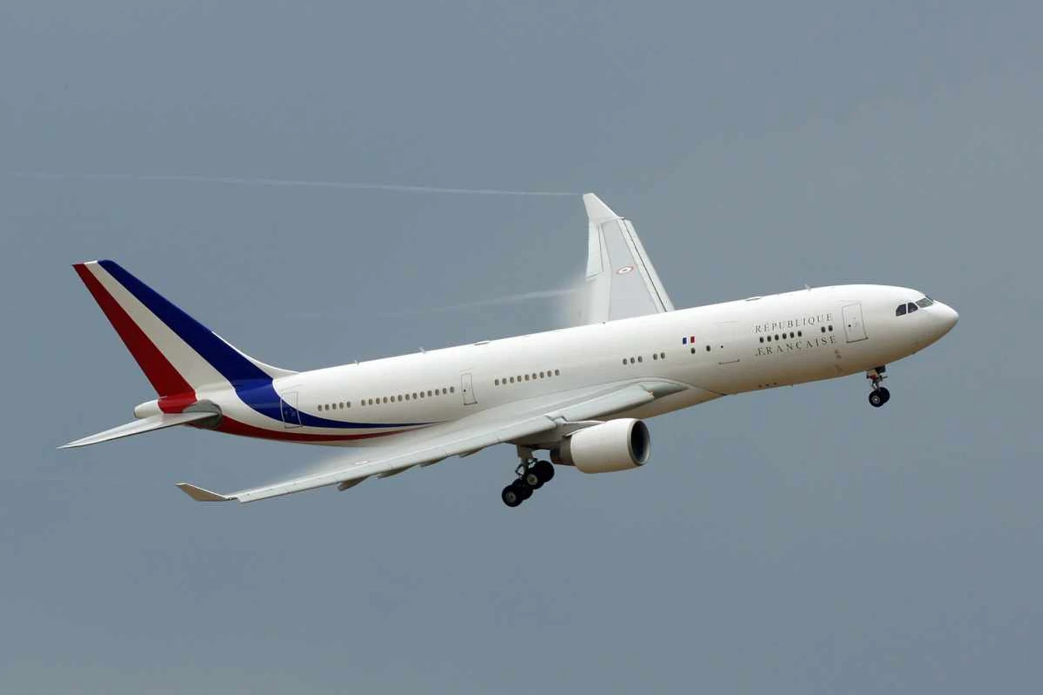 O presidente Emmanuel Macron viaja a bordo de um A330 assim como a primeira ministra britânica, Theresa May (DVAL027/Wikimedia)