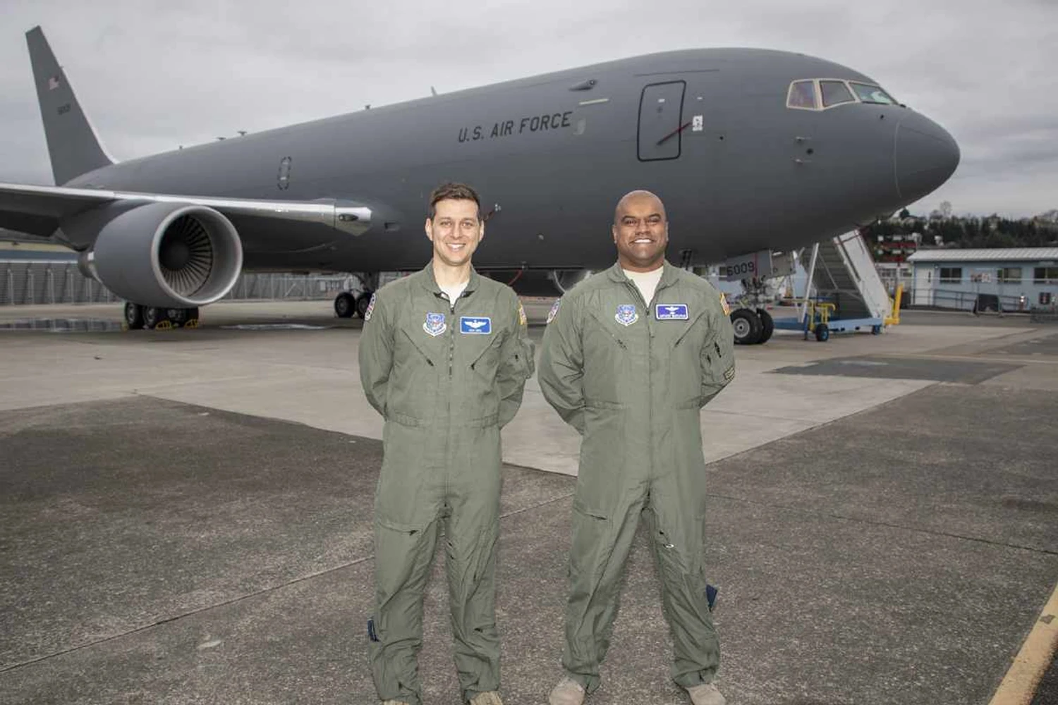 Os majores Nick Cenci e Anthony Mariapain, da USAF, acompanham o processo de entrega do primeiro KC-46A, em Seattle (Boeing)