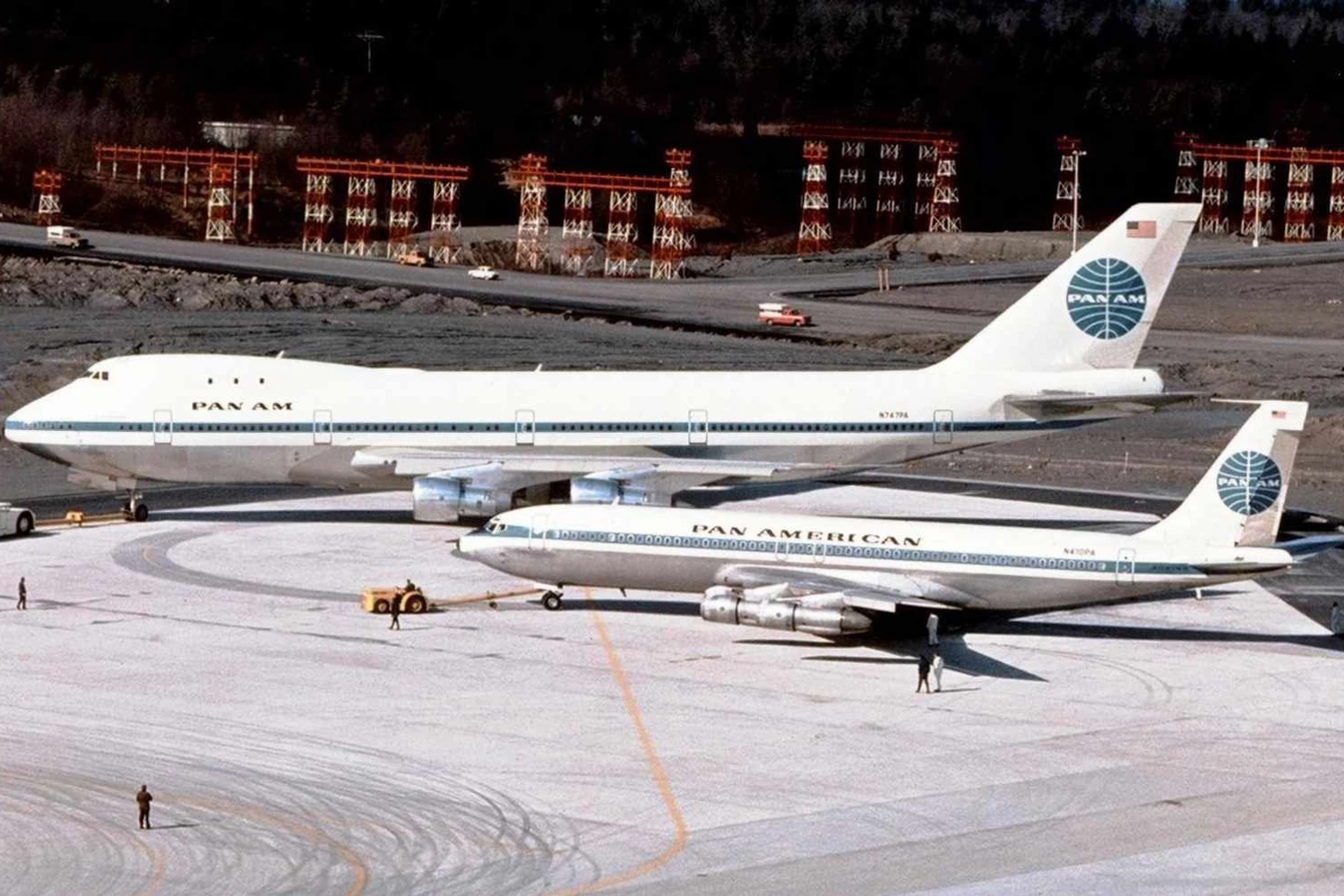 O 747 fez o clássico 707 parecer um avião pequeno... (Boeing)