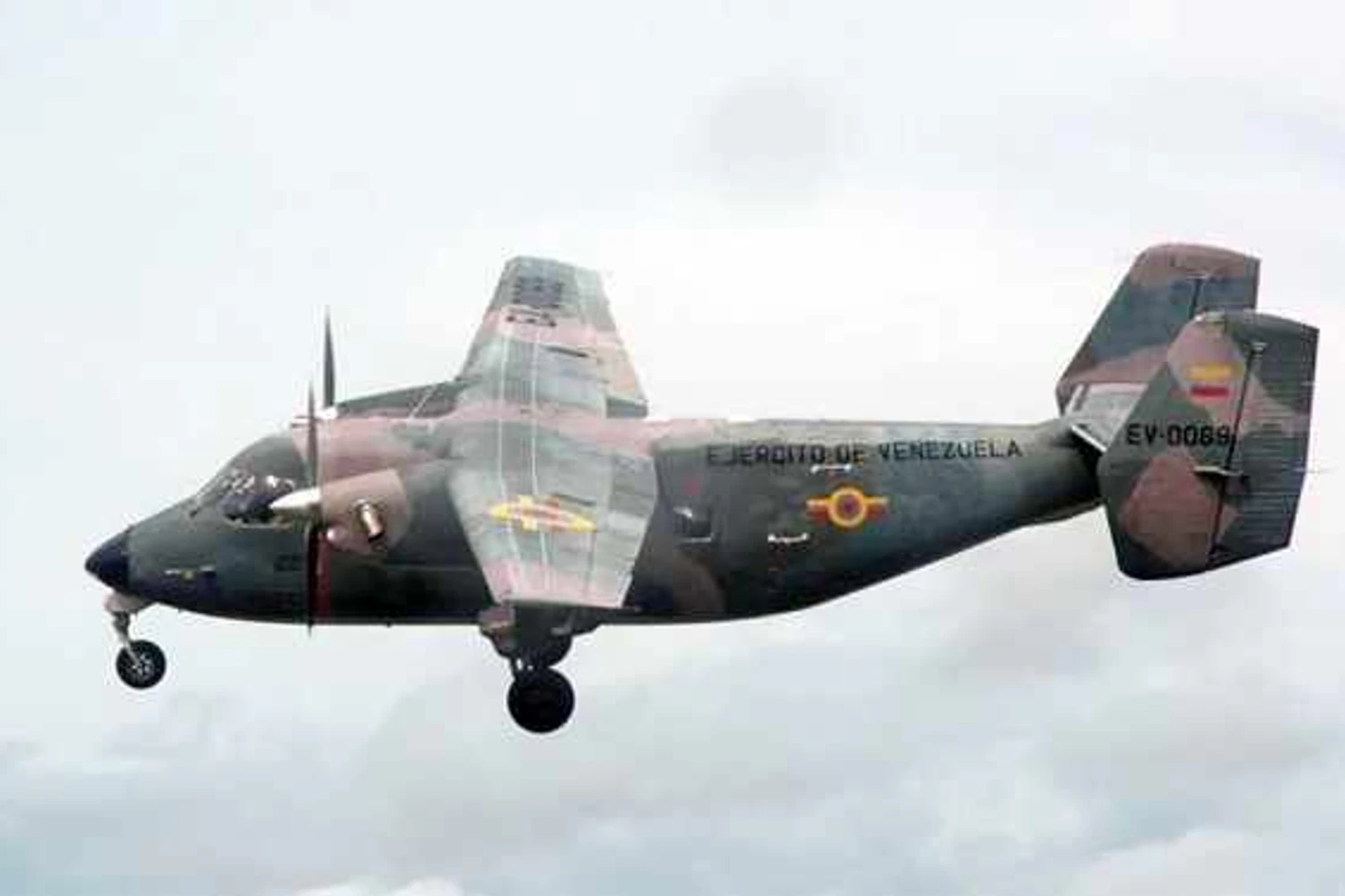O bimotor PZL 28 é utilizado para transporte de tropas e lançamento de paraquedistas (GNB)