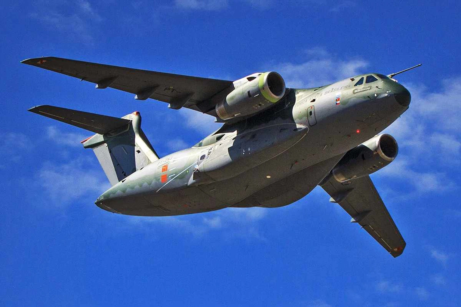 O KC-390 recebe componentes de cinco países (Argentina, Chile, Colômbia, República Tcheca e Portugal), mas apenas o último demonstrou interesse em comprá-lo também (FAB)