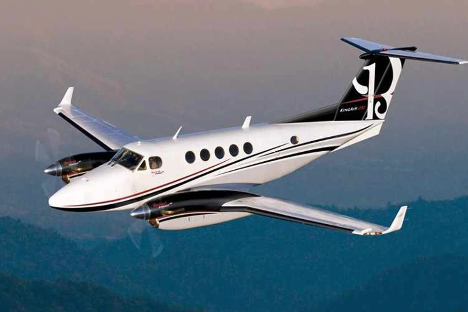 O King Air B200 GT pode transportar até 10 ocupantes (Beechcraft)