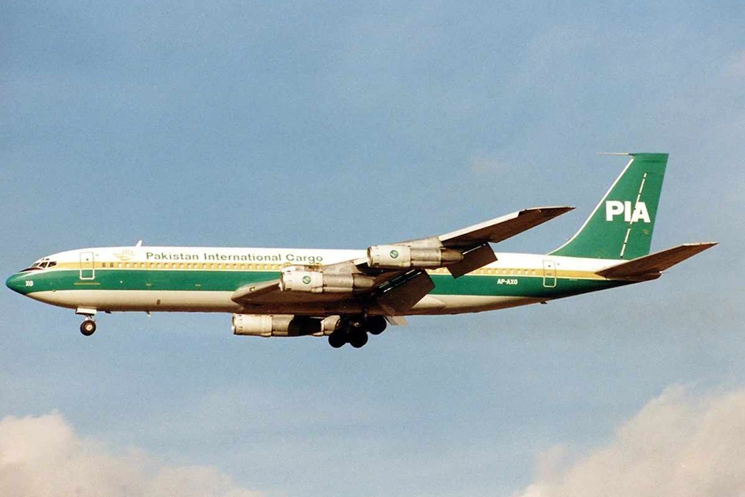 O Shanghai Y-10 foi desenvolvido a partir do processo de engenharia reversa de um 707 acidentado da  companhia Pakistan International Airlines (JetPix/Creative Commons)