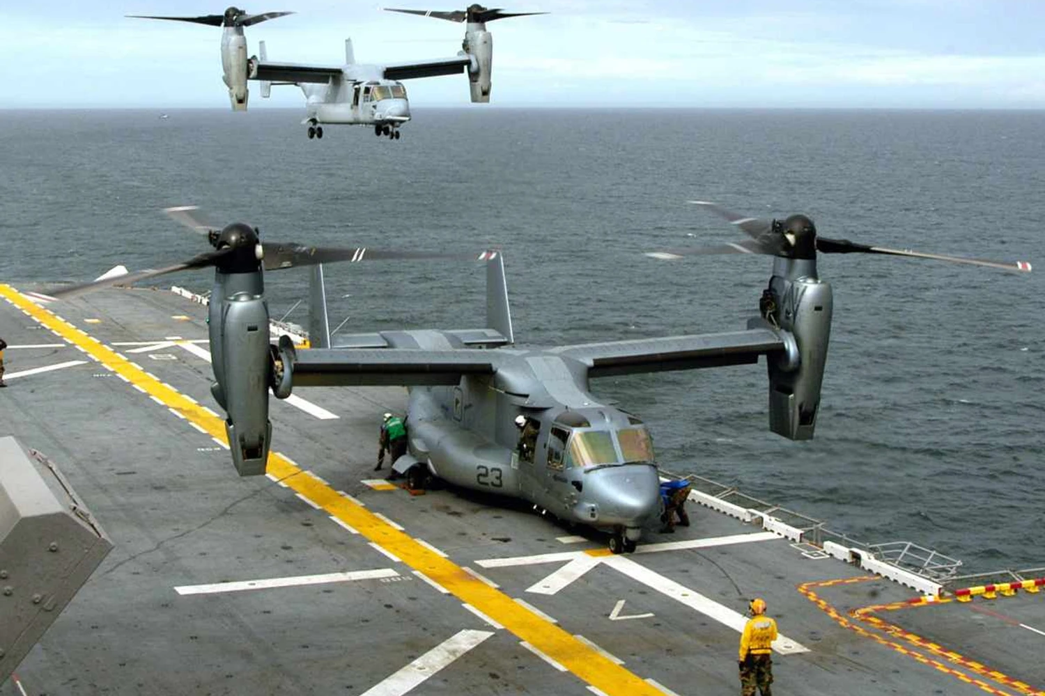 Dois MV-22B operando a partir do navio de ataque anfíbio USS Wasp da Marinha dos EUA (US Navy)