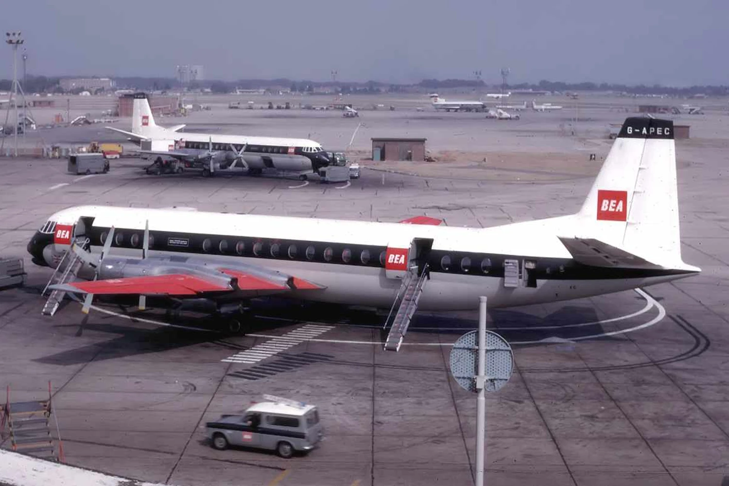 Dois Vickers Vanguard da BEA fotografados em Heathrow em 1955 (Arpingstone)