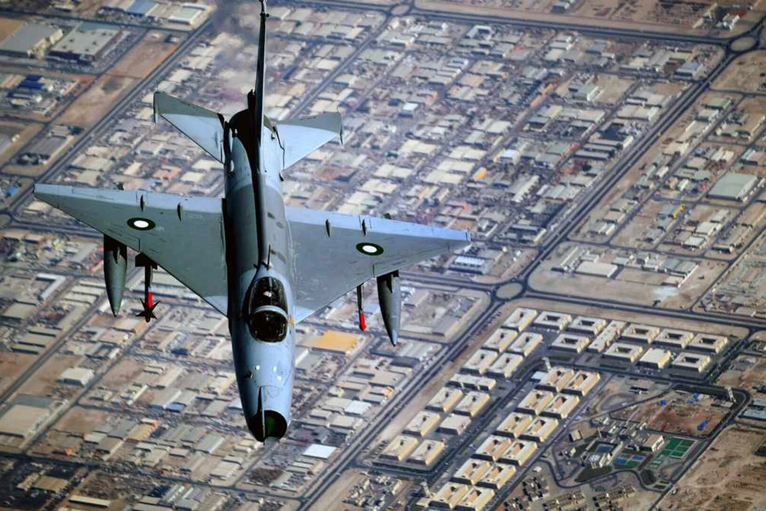Na imagem, um F-7 da força aérea do Paquistão; a versão chinesa do MiG-21 foi vendida para 15 países (USAF)