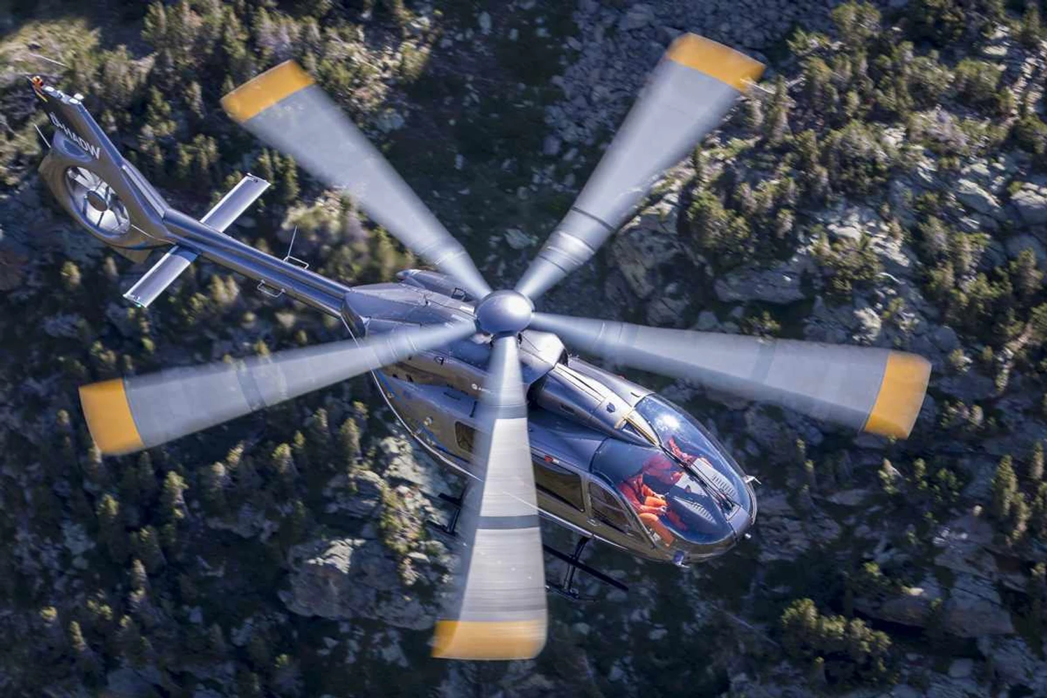 Airbus apresenta nova versão do H145 com rotor de cinco pás