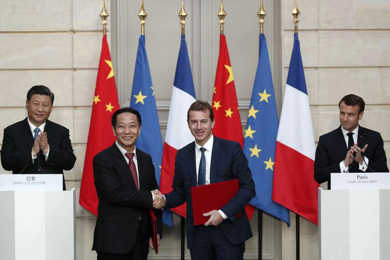 Os presidentes Xi Jinping e Emmanuel Macron testemunham a assinatura do acordo: já vi esse filme antes com outros atores (Airbus)