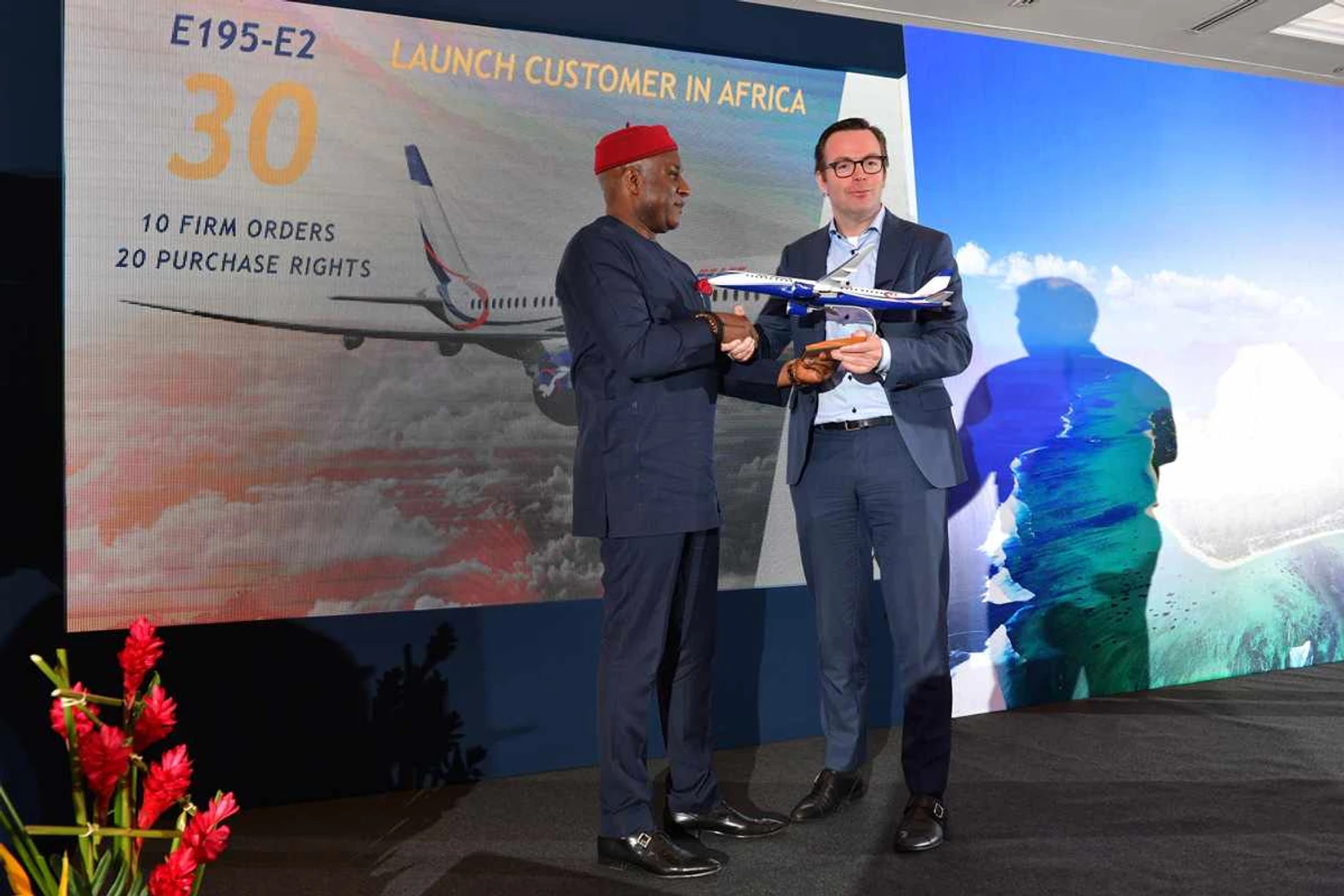 Allen Onyema, presidente e CEO da Air Peace, e Arjan Meijer, CCO da Embraer Aviação Comercial