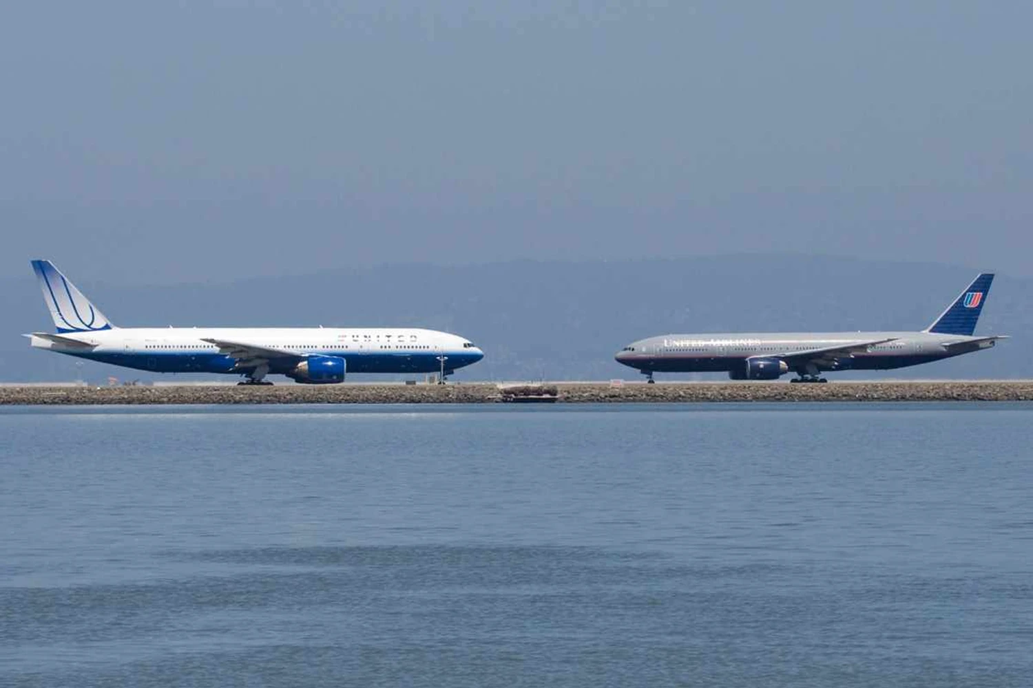 As pinturas "Rising Blue" (esquerda) e a "Battleship Gray" (Dylan Ashe)